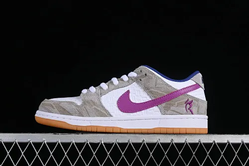 All Categories Nk SB Dunk Series Nk SB Dunk Low Low-top sneakers Cost-effective version Rayssa Leal x Nk SB Dunk Low Brazilian skateboarding goddess joint model SB low-top casual sneakers FZ5251-001